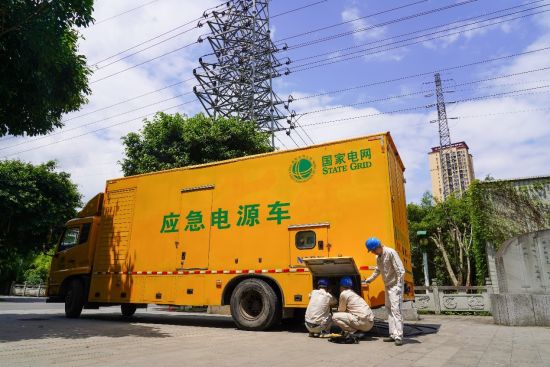 图为应急电源车调试。国网重庆开州供电公司供图 图为应急电源车调试。国网重庆开州供电公司供图