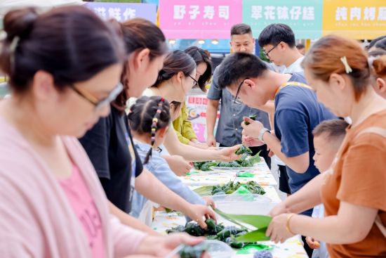 图为市民参与包粽子活动。主办方供图 图为市民参与包粽子活动。主办方供图