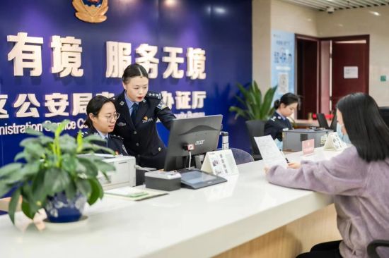 图为民警正在给市民办理证件。重庆警方供图 图为民警正在给市民办理证件。重庆警方供图