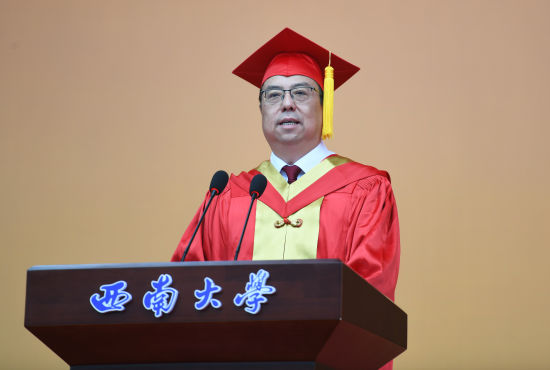 图为西南大学校长王进军在毕业典礼上致辞。周毅 摄 图为西南大学校长王进军在毕业典礼上致辞。周毅 摄
