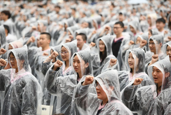 图为毕业生在毕业典礼上宣誓。周毅 摄 图为毕业生在毕业典礼上宣誓。周毅 摄