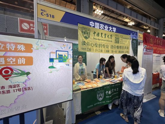 图为咨询会现场。钟旖摄 图为咨询会现场。钟旖摄