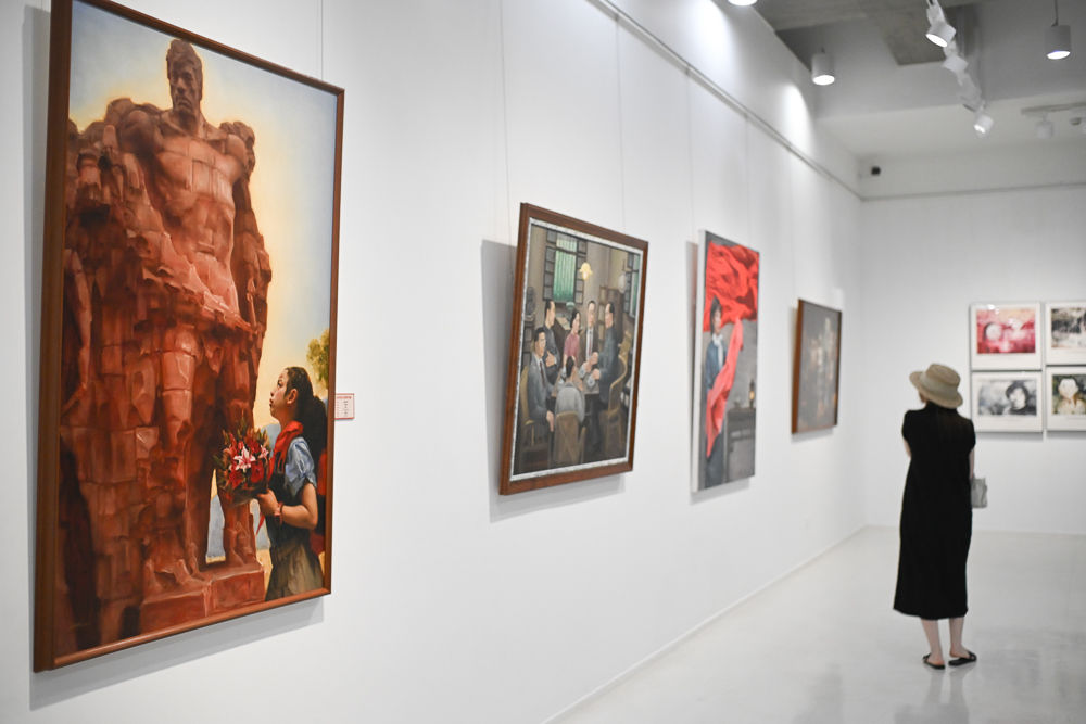 图为市民观展。记者 何蓬磊 摄 图为市民观展。记者 何蓬磊 摄