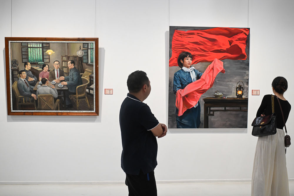 图为市民观展。记者 何蓬磊 摄 图为市民观展。记者 何蓬磊 摄