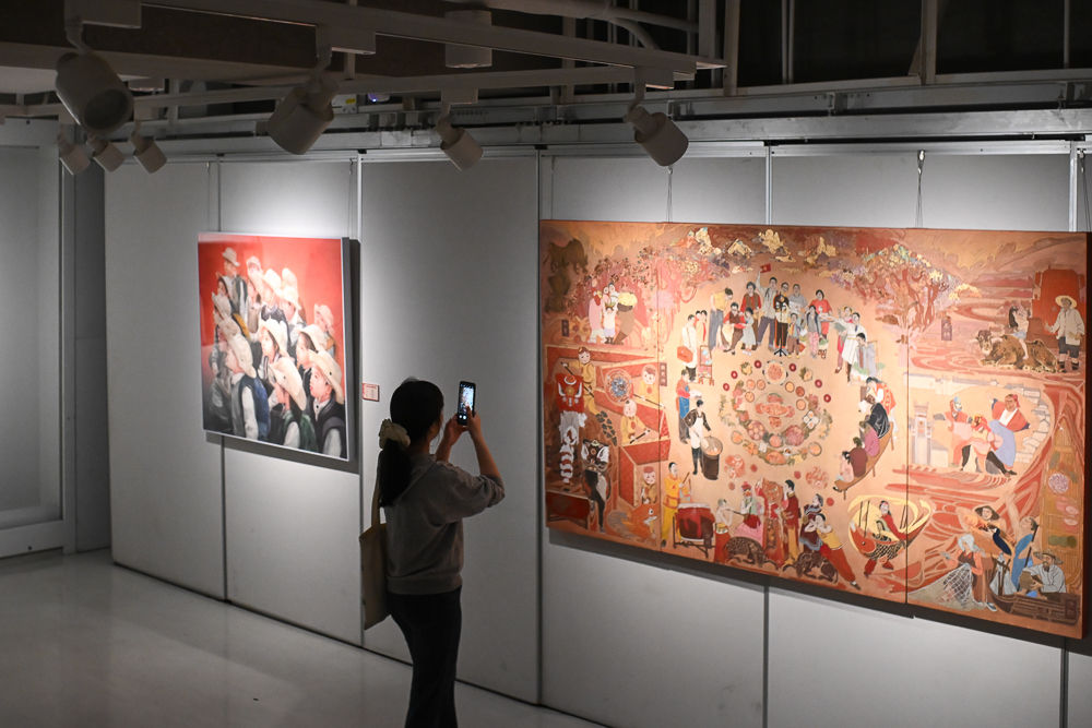 图为市民观展。记者 何蓬磊 摄 图为市民观展。记者 何蓬磊 摄