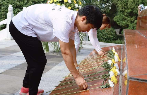 图为大学生向烈士敬献鲜花。主办方供图 图为大学生向烈士敬献鲜花。主办方供图