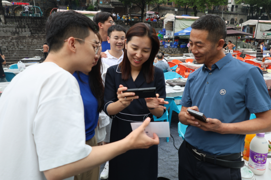 图为市民扫码体验AR明信片。主办方供图 图为市民扫码体验AR明信片。主办方供图