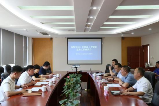 图为调研交流现场。谢钦摄 图为调研交流现场。谢钦摄