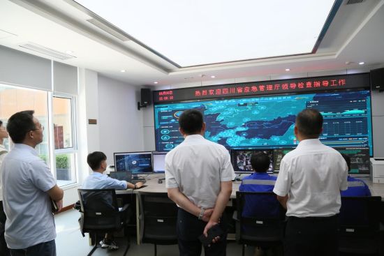 图为考察渝中区有限空间(化粪池)安全监管系统。谢钦摄 图为考察渝中区有限空间(化粪池)安全监管系统。谢钦摄