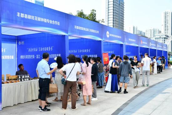 图为创业成果集市展现场。活动主办方供图 图为创业成果集市展现场。活动主办方供图