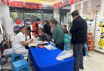 图为民生银行黄龙花园社区支行开展便民服务。 民生银行重庆分行供图 图为民生银行黄龙花园社区支行开展便民服务。 民生银行重庆分行供图