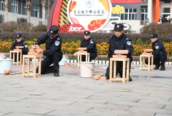 图为协警展示徒手劈砖绝活。周毅 摄 图为协警展示徒手劈砖绝活。周毅 摄