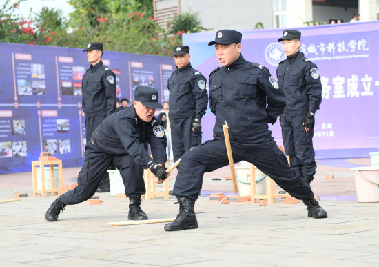 图为协警展示擒敌对练绝活。周毅 摄 图为协警展示擒敌对练绝活。周毅 摄