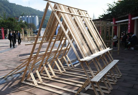 图为大学生用木材搭建的作品。周毅 摄 图为大学生用木材搭建的作品。周毅 摄
