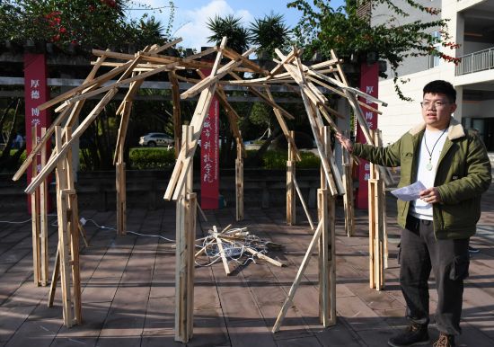 图为大学生介绍建造作品。周毅 摄 图为大学生介绍建造作品。周毅 摄