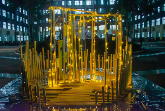 图为展出的建造作品在灯饰的装扮下呈现出不同效果。主办方供图 图为展出的建造作品在灯饰的装扮下呈现出不同效果。主办方供图