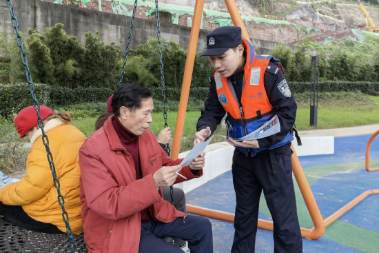 图为水警总队民警在渝中区黄沙溪滨江休闲步道开展宣传。重庆水警供图 图为水警总队民警在渝中区黄沙溪滨江休闲步道开展宣传。重庆水警供图