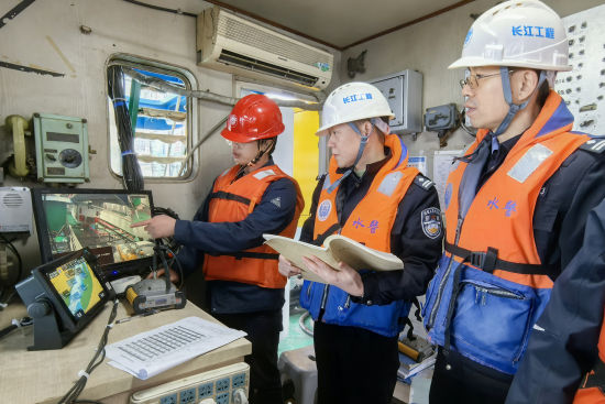 图为水警总队民警对水域爆破工地视频监控进行检。重庆水警 供图 图为水警总队民警对水域爆破工地视频监控进行检。重庆水警 供图