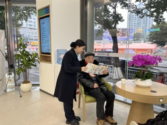 图为民生银行工作人员为老人讲解产品。主办方供图 图为民生银行工作人员为老人讲解产品。主办方供图