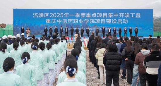 图为仪式现场。何乾健 摄 图为仪式现场。何乾健 摄