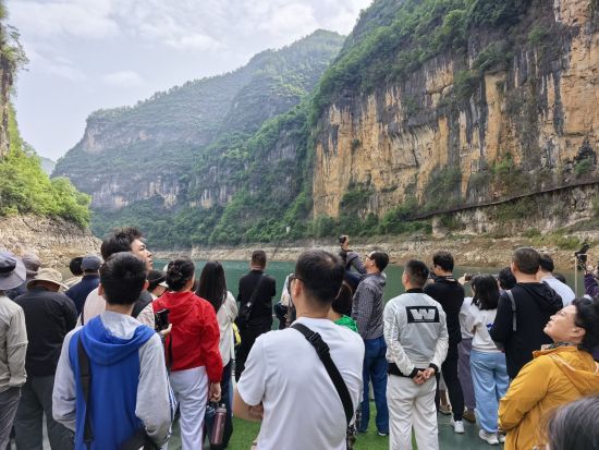 图为游客拍摄仿古栈道。巫山县委宣传部供图 图为游客拍摄仿古栈道。巫山县委宣传部供图