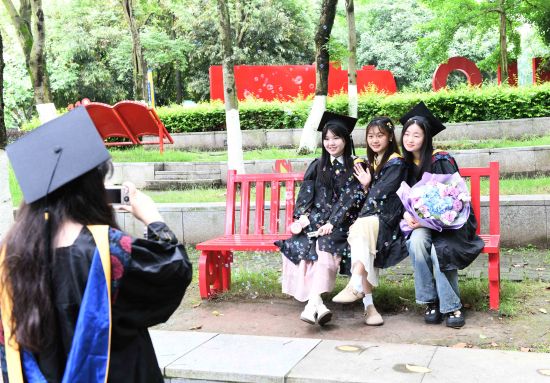 图为大学生在校园内拍摄毕业照。周毅 摄 图为大学生在校园内拍摄毕业照。周毅 摄