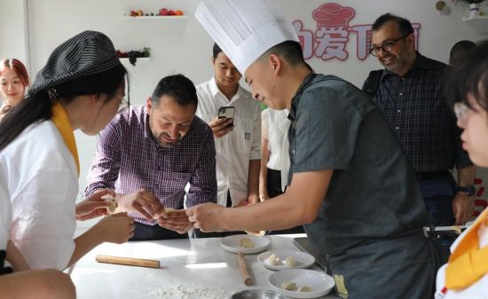 图为“开州金厨”班课堂。开州区职业教育中心 供图 图为“开州金厨”班课堂。开州区职业教育中心 供图