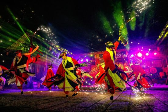 图为《桃源幻界·光影秀》现场表演。中共酉阳土家族苗族自治县委宣传部 供图 图为《桃源幻界·光影秀》现场表演。中共酉阳土家族苗族自治县委宣传部 供图