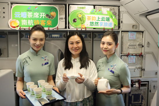 图为旅客们在航班上了解茶文化。重庆航空供图 图为旅客们在航班上了解茶文化。重庆航空供图