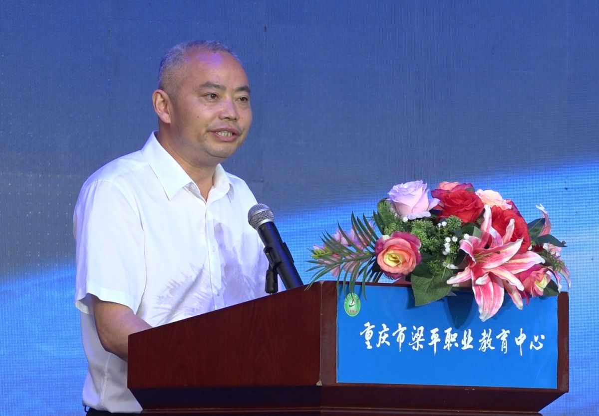 图为梁平职教中心党委书记乐发明致辞。肖江川 摄 图为梁平职教中心党委书记乐发明致辞。肖江川 摄