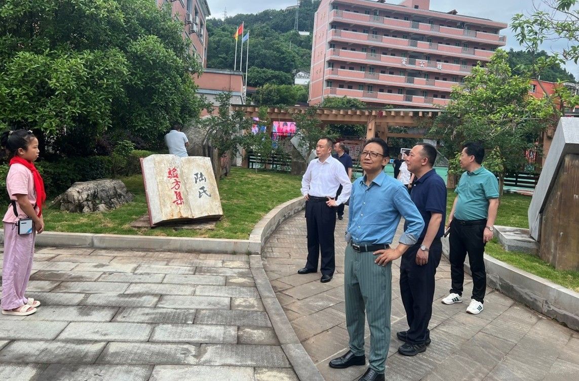 图为专家组一行参观忠县东溪小学忠爱园。唐小萍 摄 图为专家组一行参观忠县东溪小学忠爱园。唐小萍 摄