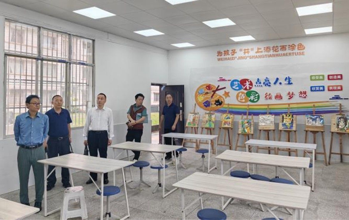 图为专家组一行参观忠县涂井小学美术功能室。唐小萍 摄 图为专家组一行参观忠县涂井小学美术功能室。唐小萍 摄