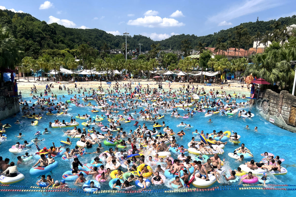 资料图为游客在重庆加勒比海水世界玩水冲浪。肖江川 摄 资料图为游客在重庆加勒比海水世界玩水冲浪。肖江川 摄