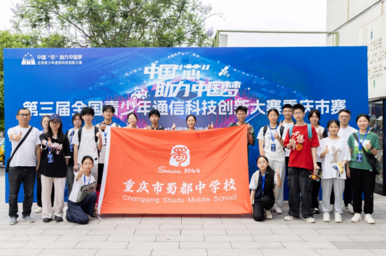 图为参赛队伍合影。简亚军 摄 图为参赛队伍合影。简亚军 摄