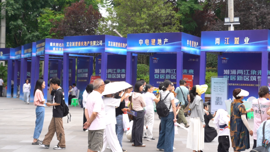 图为巡展会现场,消费者咨询项目信息。谢坤伸 摄 图为巡展会现场,消费者咨询项目信息。谢坤伸 摄
