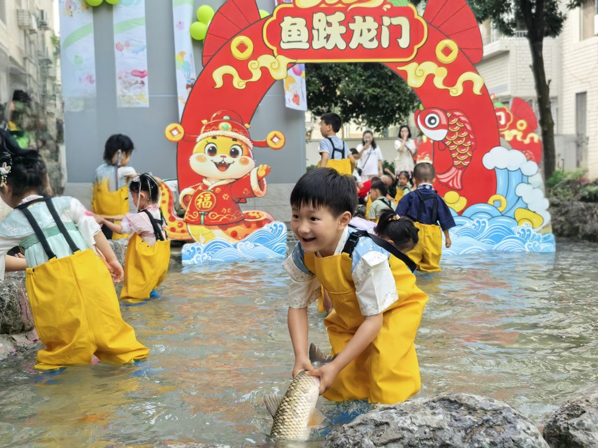 巫峡幼儿园开展“‘粽’享六一·非遗传承”主题活动。巫山县教委 供图 巫峡幼儿园开展“‘粽’享六一·非遗传承”主题活动。巫山县教委 供图