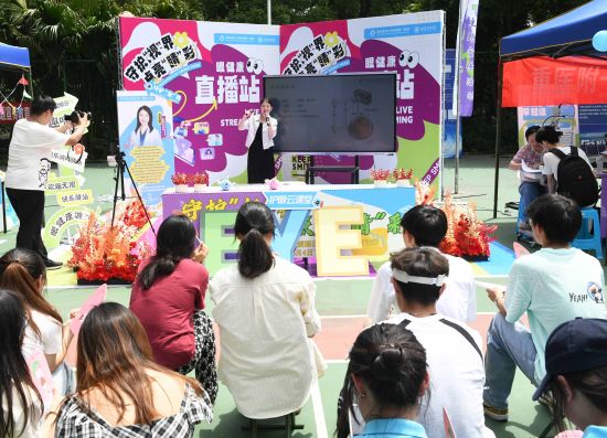 图为重庆医科大学附属第一医院眼科副主任医师万文娟教授为师生进行眼健康知识科普。董炜 摄 图为重庆医科大学附属第一医院眼科副主任医师万文娟教授为师生进行眼健康知识科普。董炜 摄
