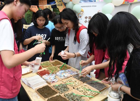 图为大学生体验制作护眼香囊。董炜 摄 图为大学生体验制作护眼香囊。董炜 摄