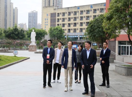 图为重庆大学刘辉教授走进学校指导科学教育工作。丰都县融智学校供图 图为重庆大学刘辉教授走进学校指导科学教育工作。丰都县融智学校供图