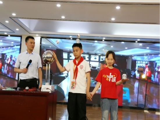图为院士专家进校园与孩子一起科学实验。丰都县融智学校供图 图为院士专家进校园与孩子一起科学实验。丰都县融智学校供图