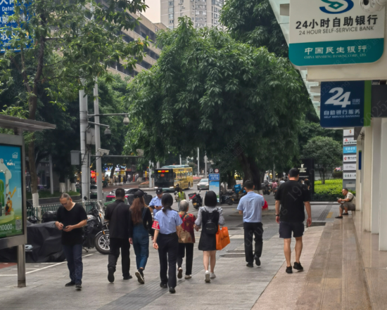 图为老人在家人和民警的陪同下离开银行。民生银行重庆分行 图为老人在家人和民警的陪同下离开银行。民生银行重庆分行