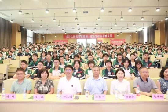 图为活动现场。重庆电视台《教育新视界》栏目供图 图为活动现场。重庆电视台《教育新视界》栏目供图