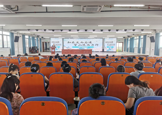 图为三年级语文教研组长封永红发言。合川区龙市小学供图 图为三年级语文教研组长封永红发言。合川区龙市小学供图