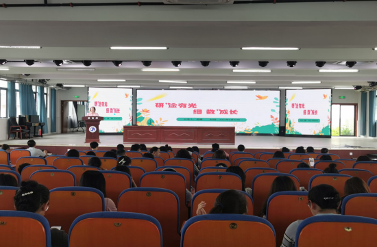 图为数学教研组长段晴发言。合川区龙市小学 供图 图为数学教研组长段晴发言。合川区龙市小学 供图