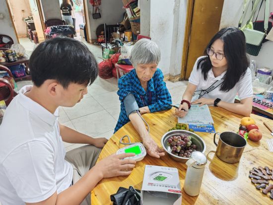 图为大学生入户为社区老人量血压。主办方供图 图为大学生入户为社区老人量血压。主办方供图