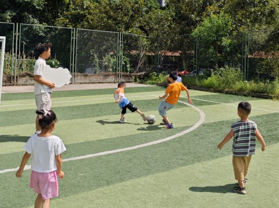 图为大学生志愿者指导青少年踢足球。主办方供图 图为大学生志愿者指导青少年踢足球。主办方供图