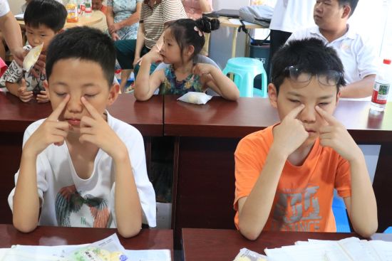 图为青少年学习做眼保健操。主办方供图 图为青少年学习做眼保健操。主办方供图