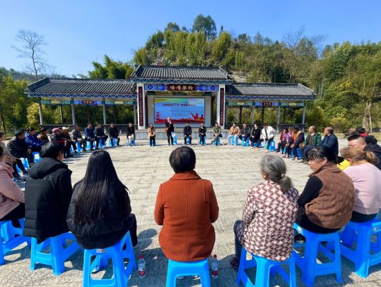 t图为绿水村绿梦广场上开展的劳模宣讲活动。 戴鑫 摄 t图为绿水村绿梦广场上开展的劳模宣讲活动。 戴鑫 摄
