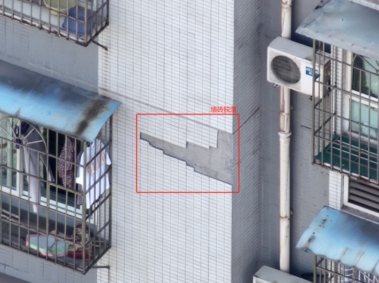 无人机拍摄墙体脱落。人和街道供图 无人机拍摄墙体脱落。人和街道供图