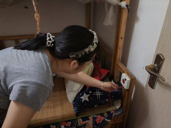 图为独居老人安装紧急呼叫按钮。人和街道 供图 图为独居老人安装紧急呼叫按钮。人和街道 供图